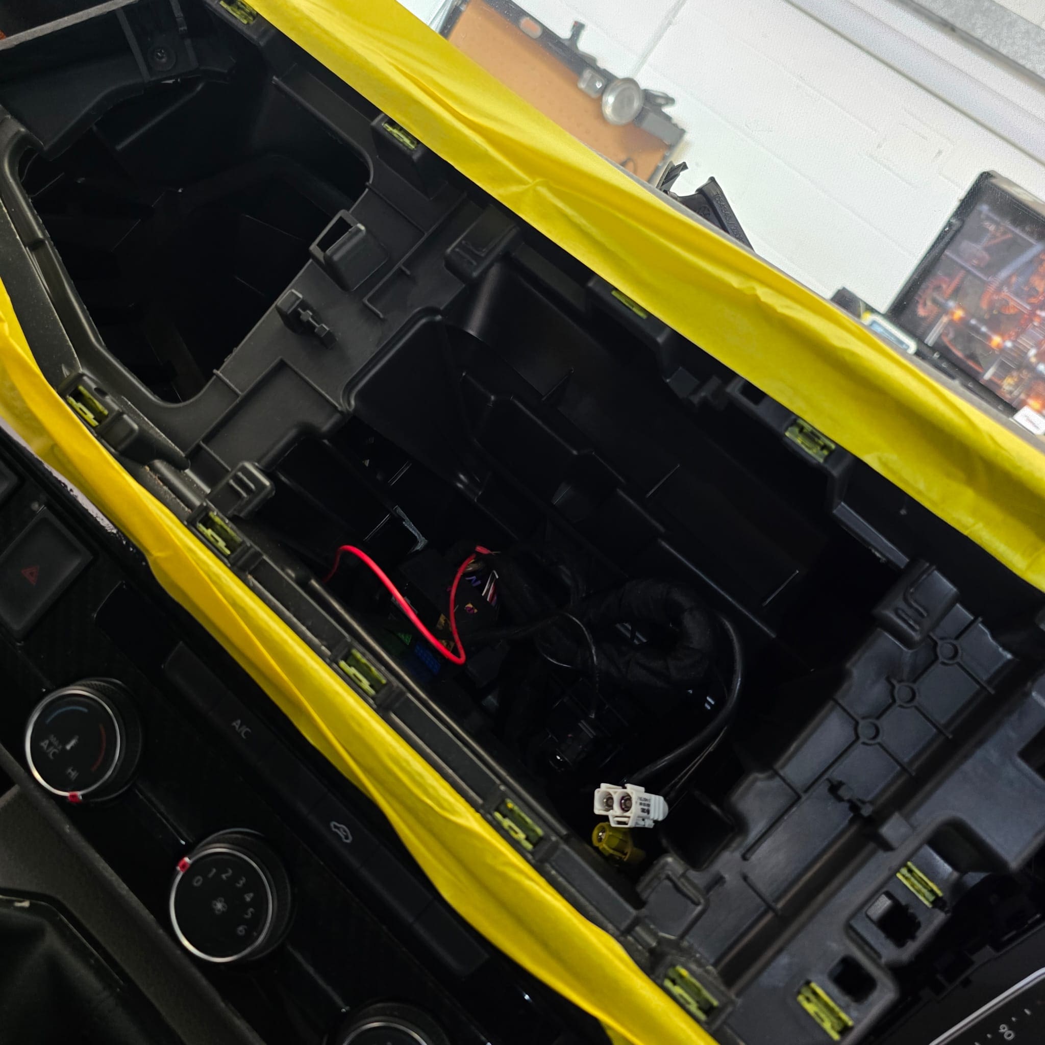 vw-transporter-t6.1-halo11-headunit-usb-port-oem-camera-hinckley