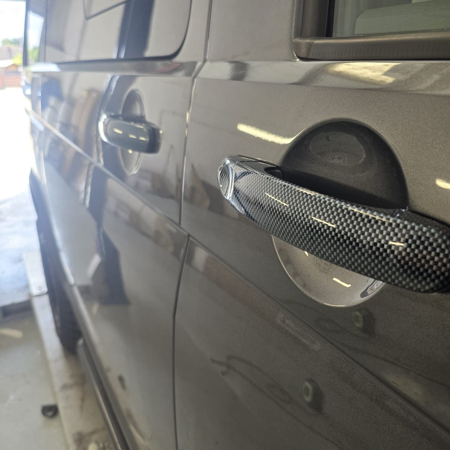 transporter-t6.1-carbon-fibre-effect-door-handles-front-badge-upgrade