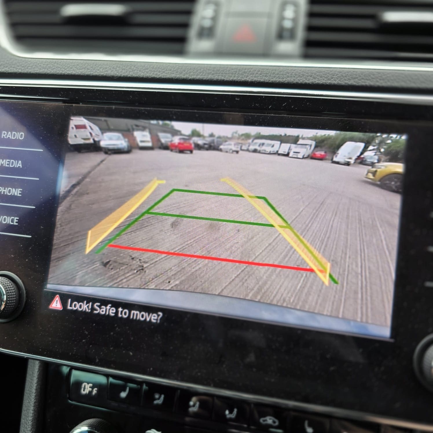 skoda-superb-rear-view-camera-OEM-installation