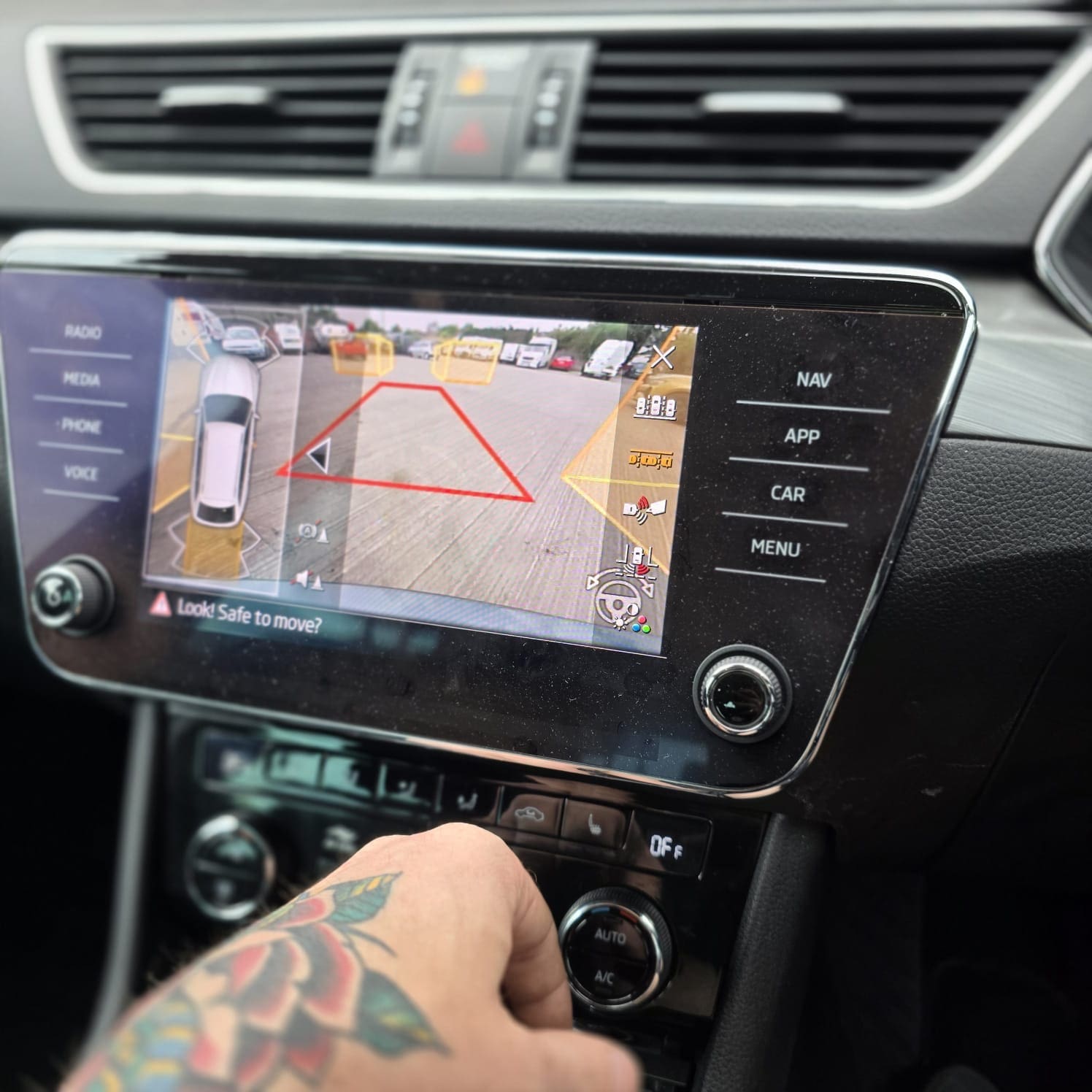 skoda-superb-oem-rear-view-camera-retrofit