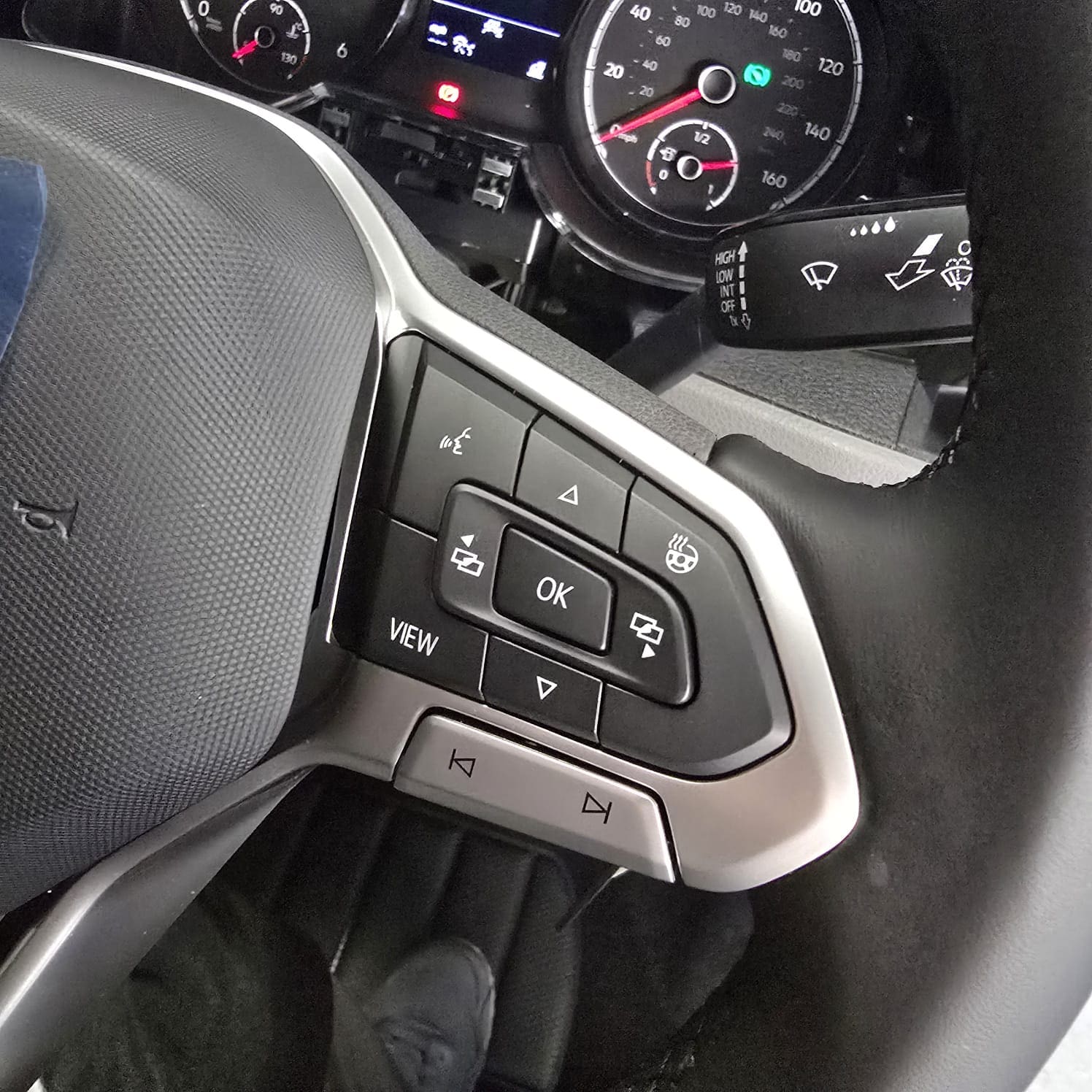 vw-t6-1-heated-wheel-digital-dash-smart-track-horsham