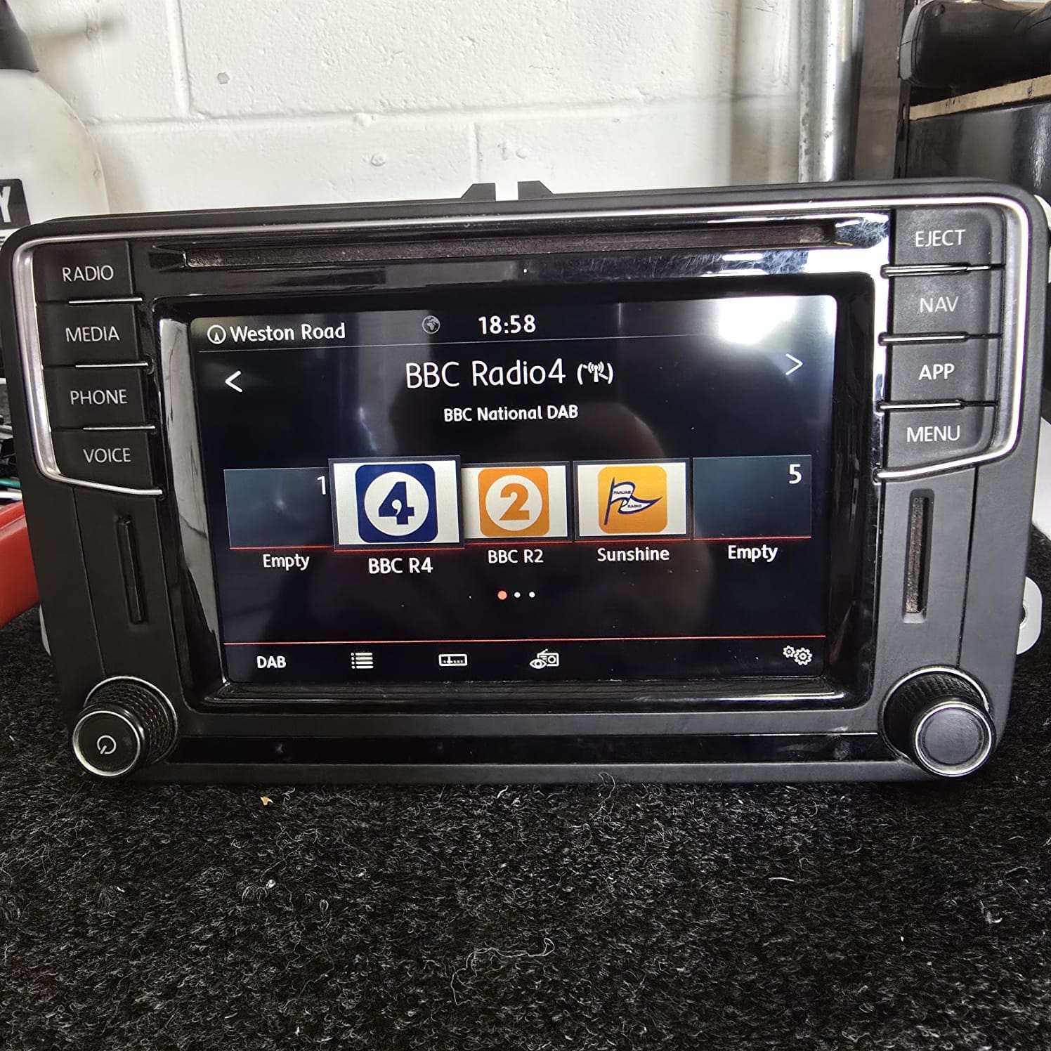 vw-caddy-mk3-lcd-screen-replacement-navigation-unit-repair